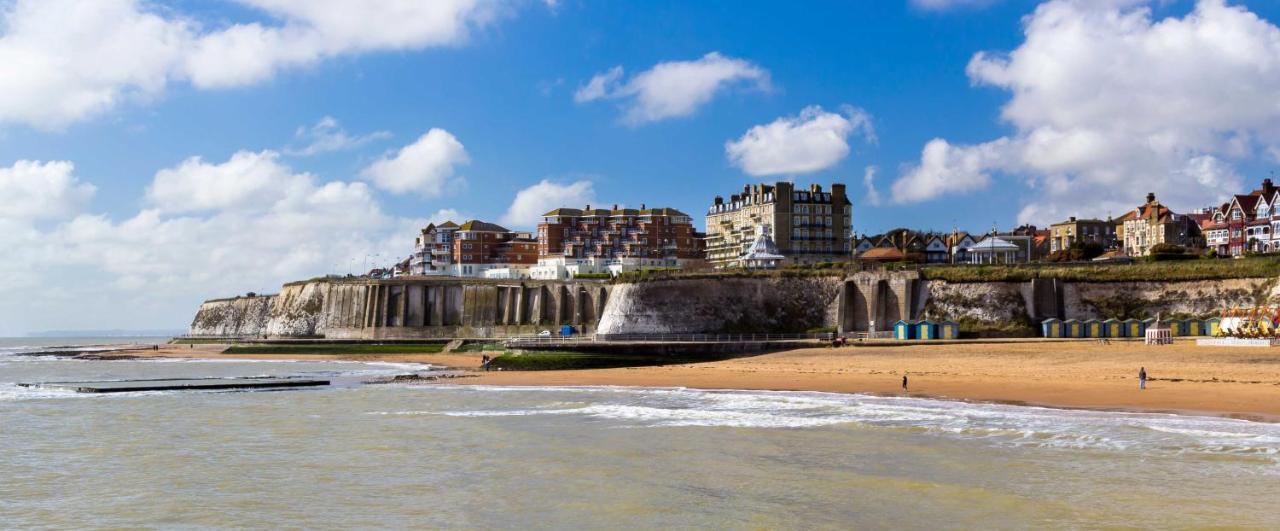 Picturesque Seaside Cottage Next To Viking Bay - 布罗德斯泰 外观 照片