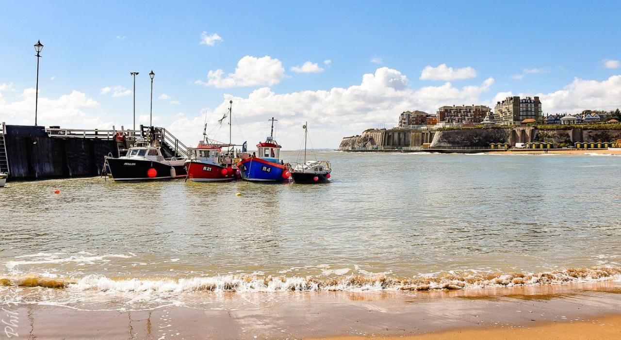 Picturesque Seaside Cottage Next To Viking Bay - 布罗德斯泰 外观 照片